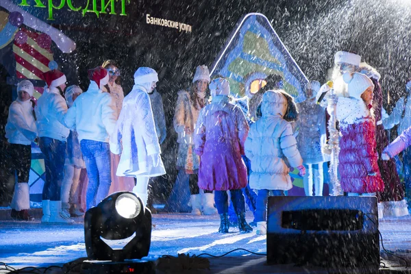 El abuelo Frost invita a los jóvenes espectadores a la escena. Pyatigorsk —  Fotos de Stock