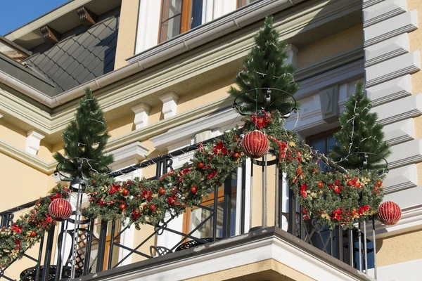 Juldekorationer på balkongen (Kislovodsk, Ryssland) — Stockfoto