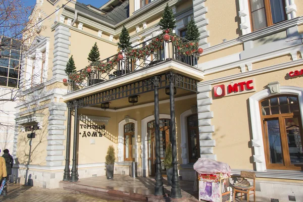 Christmas decorations on the balcony (Kislovodsk, Russia) — Stock Photo, Image