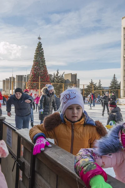 Enfants et adultes apprennent à patiner — Photo