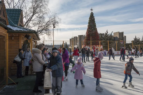 Enfants et adultes apprennent à patiner — Photo