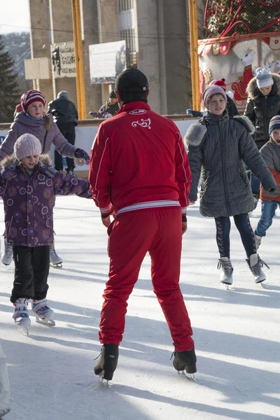 Coach at the ice rink teaches kids to skate — Stock Photo, Image