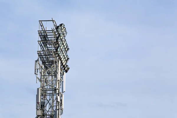 Stadionbeleuchtung am blauen Himmel — Stockfoto