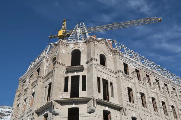 Construção em construção e torre guindaste boom — Fotografia de Stock