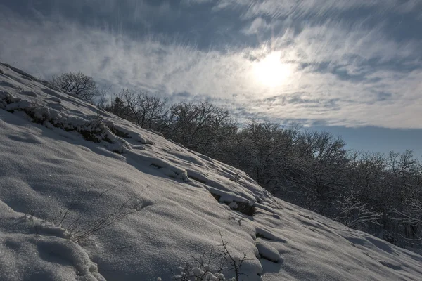 Snötäckta bergssidan på kvällen — Stockfoto