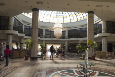 Bir avize ve bir Vazoda Çiçekler ile salonu