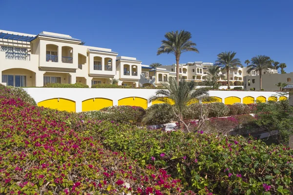 A Hotel Grand Oasis Resort ellen a virágos növények házak — Stock Fotó