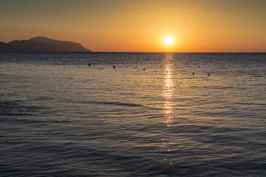 Mısır 'da Kızıl Deniz' in üzerinde gün doğumu
