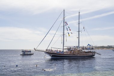 Yelkenli gemide turist