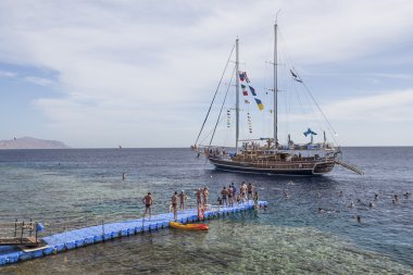 Yelkenli gemi onboard turist denize gidiyor