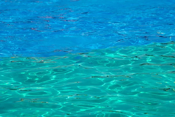 Água azul da piscina com reflexos do sol — Fotografia de Stock