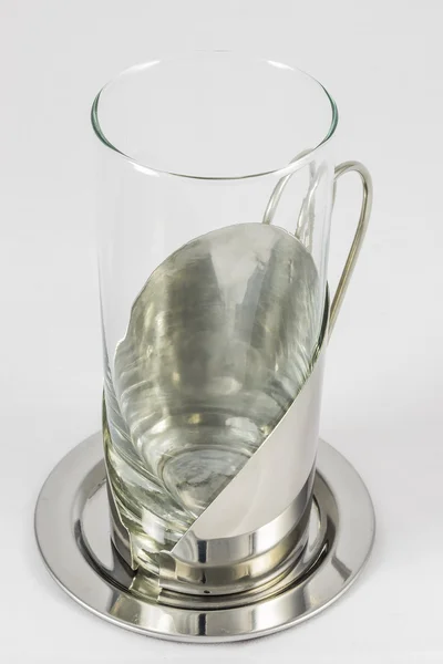 Vidrio con soporte de vidrio metálico aislado sobre fondo blanco — Foto de Stock