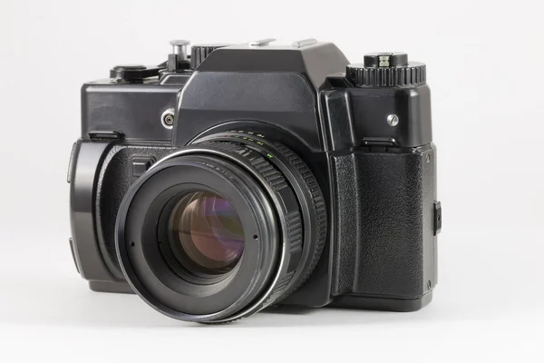 Старая камера SLR изолирована на белом фоне — стоковое фото