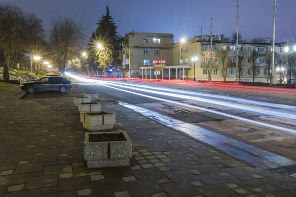 Spuren vorbeifahrender Autos in der Nacht — Stockfoto