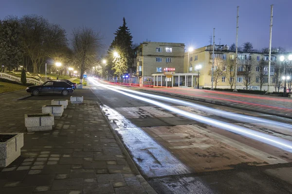 Ślady przejeżdżających samochodów na ulicy, noc — Zdjęcie stockowe