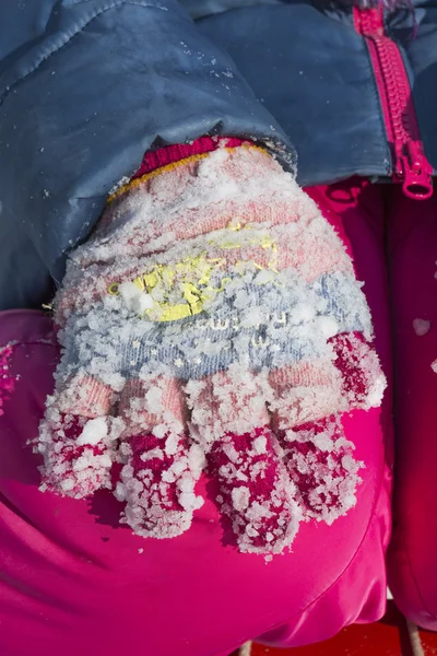 Klumpar av frusen snö på handskar — Stockfoto