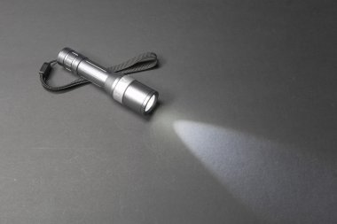 Parlak metal el feneri ile bilek kayışı