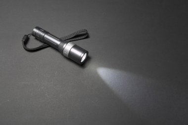 Parlak metal el feneri ile bilek kayışı