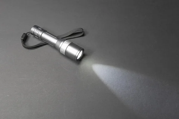 Parlak metal el feneri ile bilek kayışı