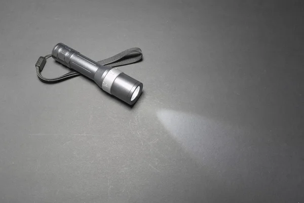 Glühende Metall-Taschenlampe mit Armband — Stockfoto