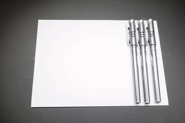 Sjabloon leeg vel papier en drie gekleurde pennen — Stockfoto