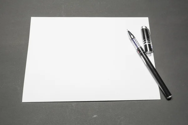 Mallen tomt ark av papper och en penna — Stockfoto