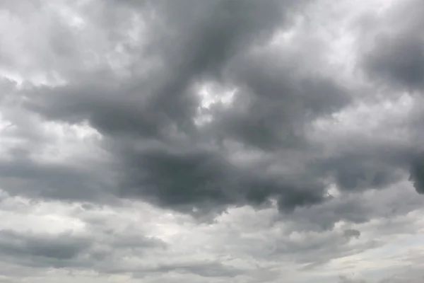 O céu escuro com nuvens de trovão (fundo ) — Fotografia de Stock