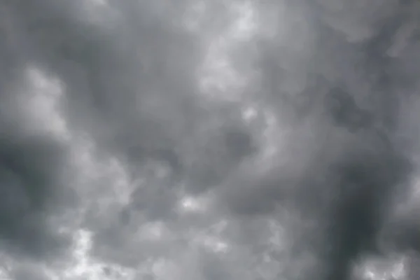 Το σκοτεινό ουρανό με thunderclouds — Φωτογραφία Αρχείου