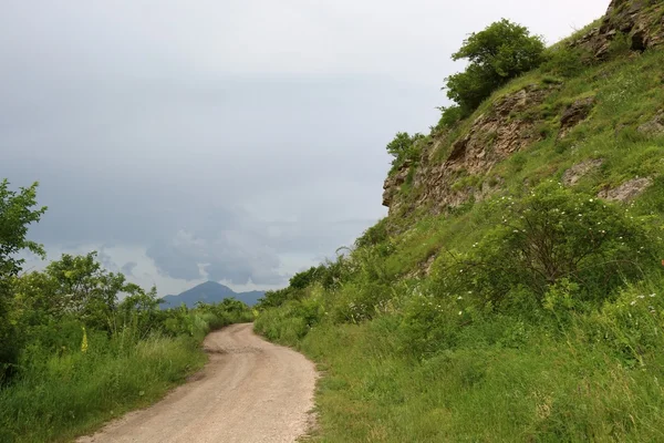 天気曇り中山間地の道路 — ストック写真