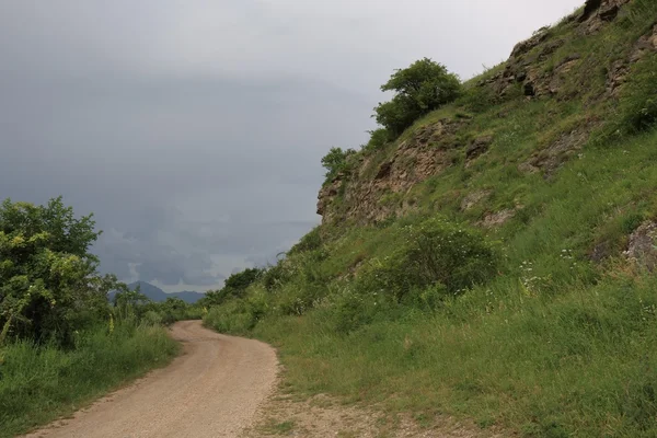 Straße im Gebirge bei trübem Wetter — Stockfoto