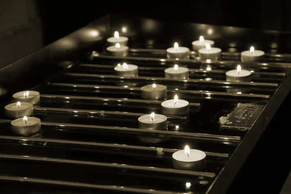 Muchas velas encendidas en la iglesia — Foto de Stock