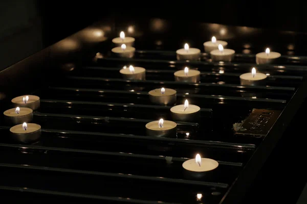 Achtergrond van vele aangestoken kaarsen in de basiliek — Stockfoto