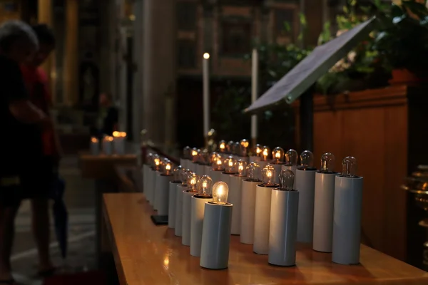 Bougies électriques dans l'église — Photo