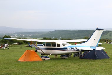 Hafif uçak iki çadırlarda Yutsa Havaalanı arasında