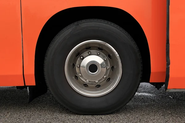 Roue avec jante endommagée sur une route mouillée — Photo