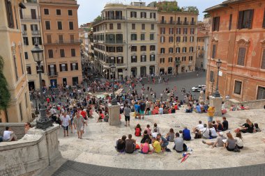 Roma'daki İspanyol bir meydanda merdivenlerinin sağında görüntülemek