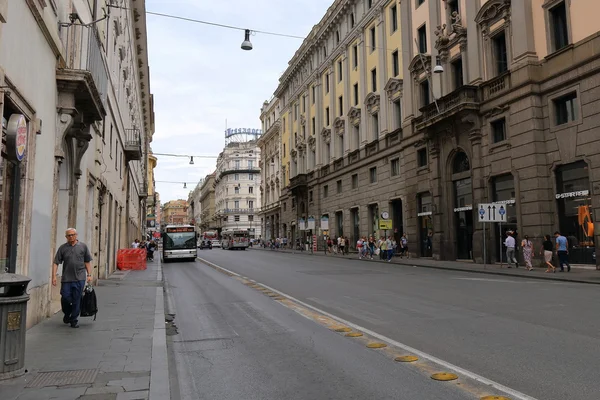 行人和罗马城市交通 — 图库照片