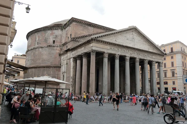 Walking tourists near the Pantheon in cloudy weather — Stock Photo, Image
