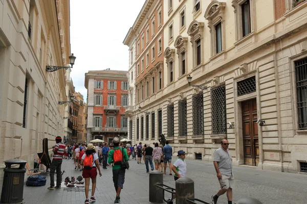 Piesi turyści na starożytnej ulicy w Rzym, Włochy — Zdjęcie stockowe