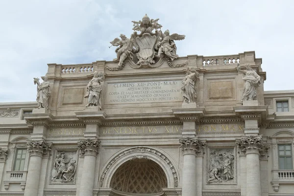 Architektonické detaily fasáda Palazzo Poli v Římě — Stock fotografie