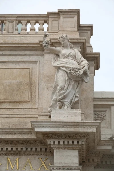 Arkitektoniska detaljer av fasaden Palazzo Poli i Rom — Stockfoto