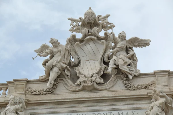 教皇在罗马宫 Poli 门面的徽章的 — 图库照片