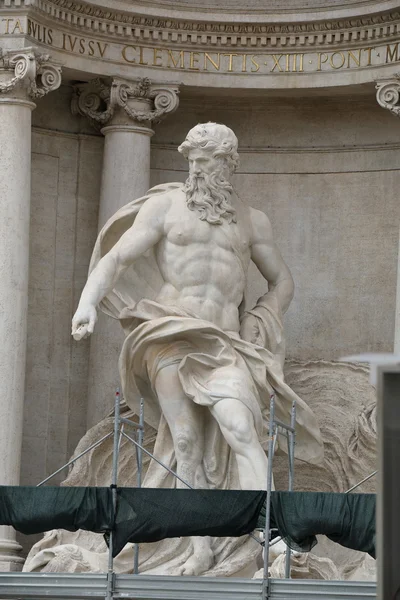 Skulptur des Gottes Ozeanus im Trevi-Brunnen. rom, italien — Stockfoto