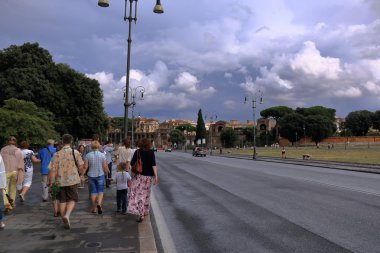 Roma, İtalya Piazza San Giovanni oluyor turist