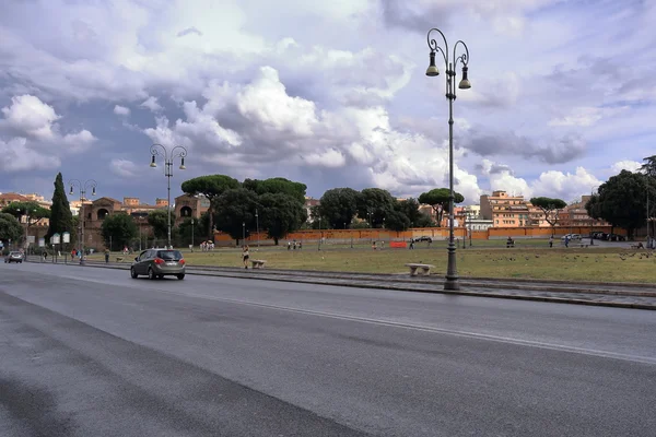 Piazza San Giovanni v Lateranu v Římě po dešti — Stock fotografie