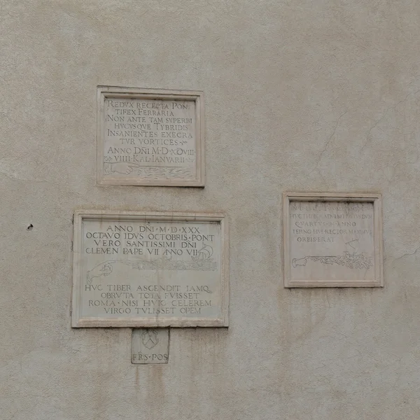 Memorials to the flooding of Tiber in Rome — Stock Photo, Image