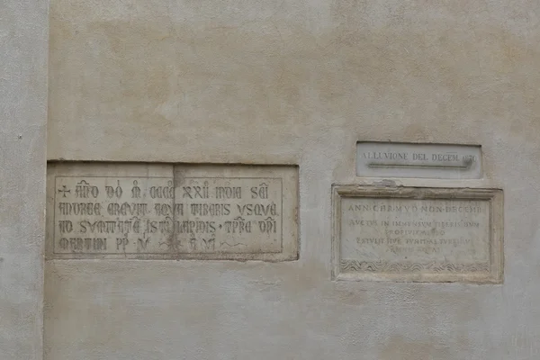 Memorials to the flooding of Tiber in Rome — Stock Photo, Image