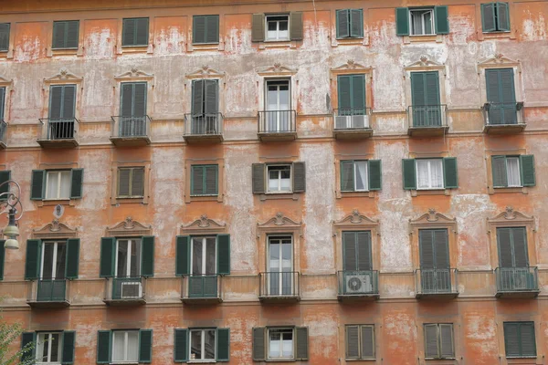 Παλιό σπίτι με παντζούρια στα παράθυρα — Φωτογραφία Αρχείου