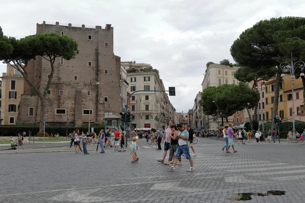 As pessoas descendo a rua em Roma, Itália — Fotografia de Stock