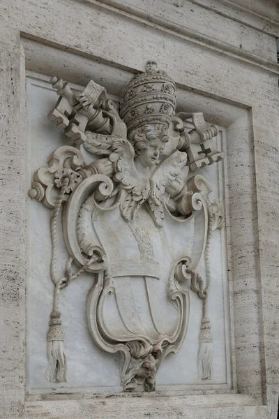 Bas relief of Papal Coat of Arms on white marble — 스톡 사진